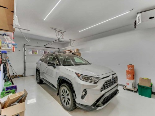 44 Palisades Mews Ne, Medicine Hat, AB - Indoor Photo Showing Garage