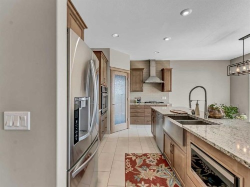 44 Palisades Mews Ne, Medicine Hat, AB - Indoor Photo Showing Kitchen With Double Sink With Upgraded Kitchen