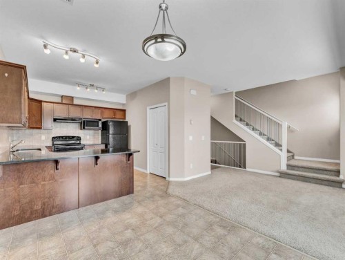 11-298 Somerset Way Se, Medicine Hat, AB - Indoor Photo Showing Kitchen
