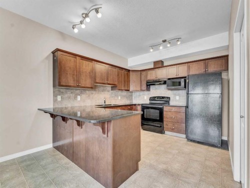11-298 Somerset Way Se, Medicine Hat, AB - Indoor Photo Showing Kitchen
