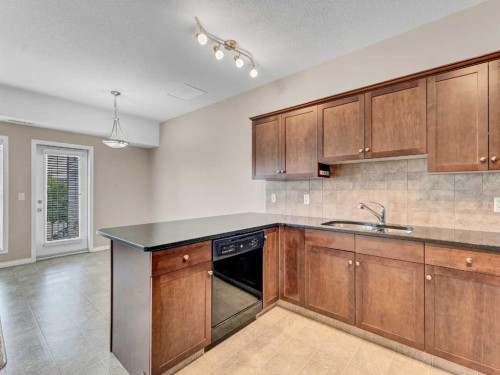 11-298 Somerset Way Se, Medicine Hat, AB - Indoor Photo Showing Kitchen