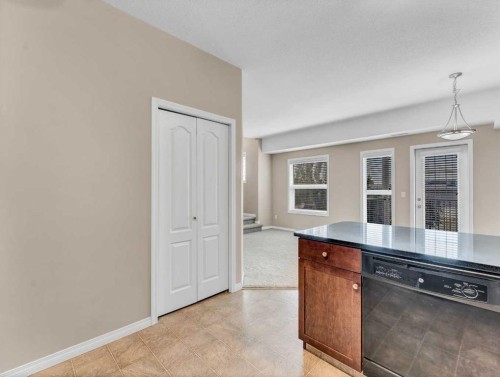 11-298 Somerset Way Se, Medicine Hat, AB - Indoor Photo Showing Kitchen