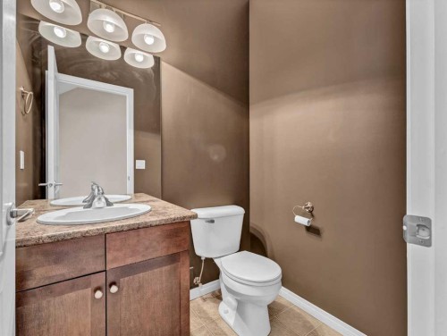 11-298 Somerset Way Se, Medicine Hat, AB - Indoor Photo Showing Bathroom