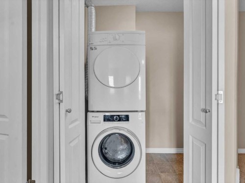 11-298 Somerset Way Se, Medicine Hat, AB - Indoor Photo Showing Laundry Room