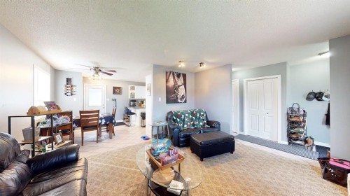 444 Sissons Crescent Se, Medicine Hat, AB - Indoor Photo Showing Living Room