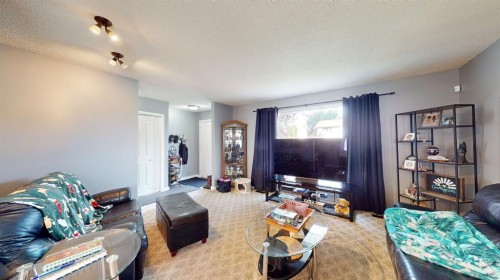 444 Sissons Crescent Se, Medicine Hat, AB - Indoor Photo Showing Living Room