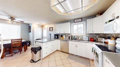 444 Sissons Crescent Se, Medicine Hat, AB - Indoor Photo Showing Kitchen