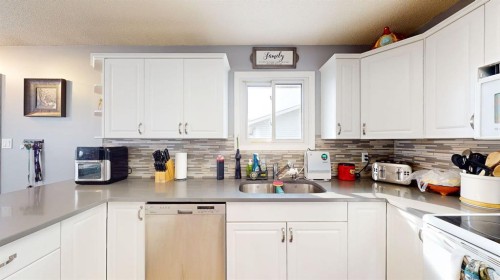 444 Sissons Crescent Se, Medicine Hat, AB - Indoor Photo Showing Kitchen With Double Sink