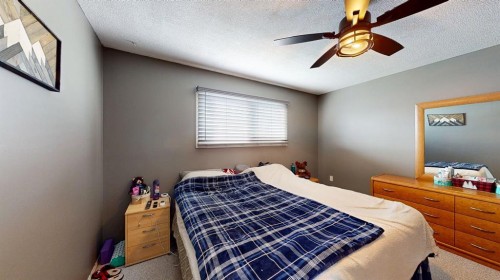 444 Sissons Crescent Se, Medicine Hat, AB - Indoor Photo Showing Bedroom