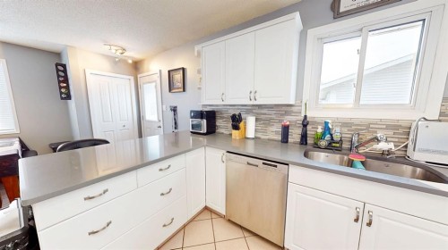 444 Sissons Crescent Se, Medicine Hat, AB - Indoor Photo Showing Kitchen With Double Sink