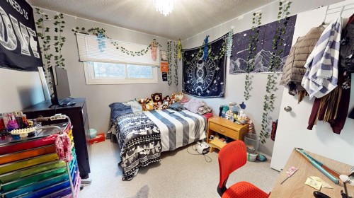 444 Sissons Crescent Se, Medicine Hat, AB - Indoor Photo Showing Bedroom