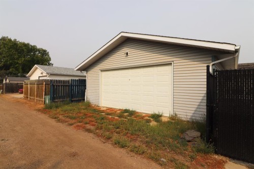 444 Sissons Crescent Se, Medicine Hat, AB - Outdoor With Exterior