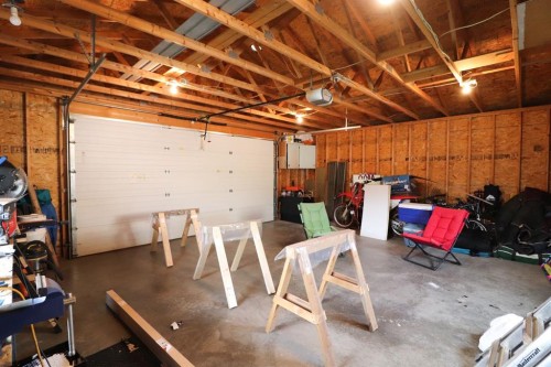 444 Sissons Crescent Se, Medicine Hat, AB - Indoor Photo Showing Garage
