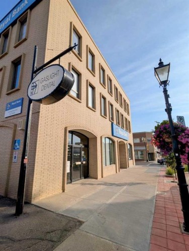 578-580 3 Street Se, Medicine Hat, AB 