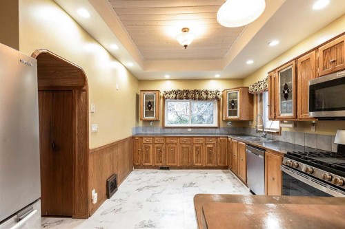 176 1 Street Sw, Medicine Hat, AB - Indoor Photo Showing Kitchen With Double Sink