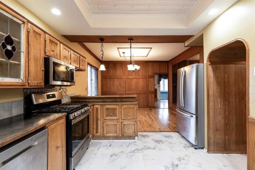 176 1 Street Sw, Medicine Hat, AB - Indoor Photo Showing Kitchen