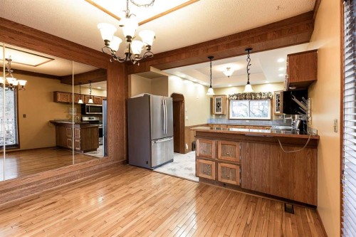 176 1 Street Sw, Medicine Hat, AB - Indoor Photo Showing Kitchen