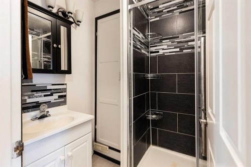 176 1 Street Sw, Medicine Hat, AB - Indoor Photo Showing Bathroom