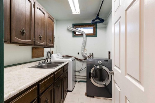 176 1 Street Sw, Medicine Hat, AB - Indoor Photo Showing Laundry Room