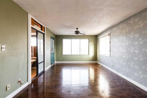 176 1 Street Sw, Medicine Hat, AB - Indoor Photo Showing Other Room