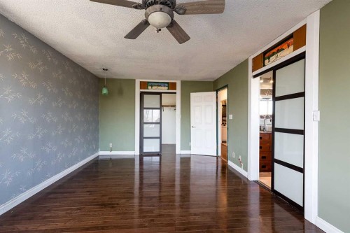 176 1 Street Sw, Medicine Hat, AB - Indoor Photo Showing Other Room