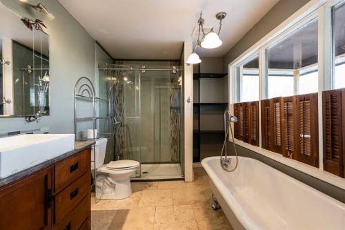 176 1 Street Sw, Medicine Hat, AB - Indoor Photo Showing Bathroom