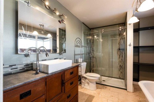 176 1 Street Sw, Medicine Hat, AB - Indoor Photo Showing Bathroom