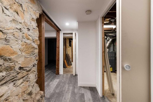 176 1 Street Sw, Medicine Hat, AB - Indoor Photo Showing Other Room