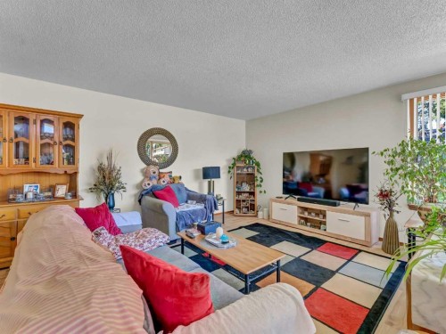 1702 15 Avenue Se, Medicine Hat, AB - Indoor Photo Showing Living Room