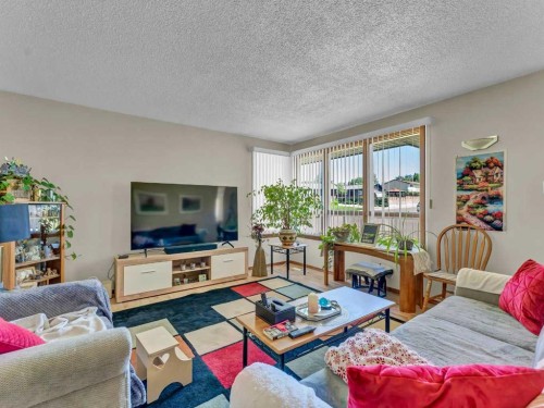1702 15 Avenue Se, Medicine Hat, AB - Indoor Photo Showing Living Room
