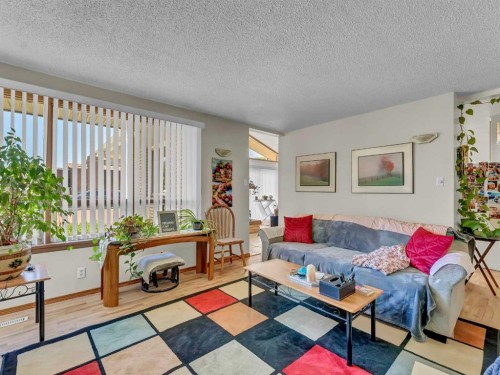 1702 15 Avenue Se, Medicine Hat, AB - Indoor Photo Showing Living Room