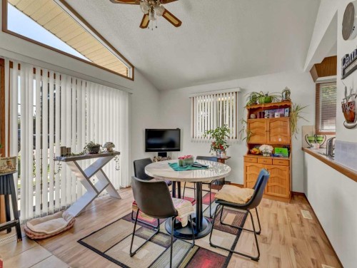 1702 15 Avenue Se, Medicine Hat, AB - Indoor Photo Showing Dining Room