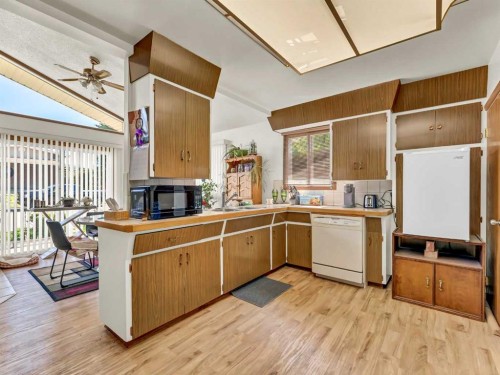 1702 15 Avenue Se, Medicine Hat, AB - Indoor Photo Showing Kitchen
