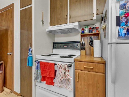 1702 15 Avenue Se, Medicine Hat, AB - Indoor Photo Showing Kitchen