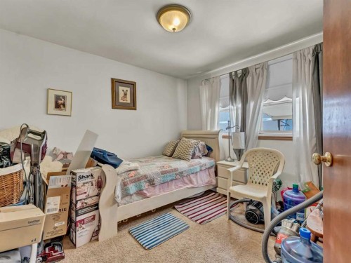 1702 15 Avenue Se, Medicine Hat, AB - Indoor Photo Showing Bedroom