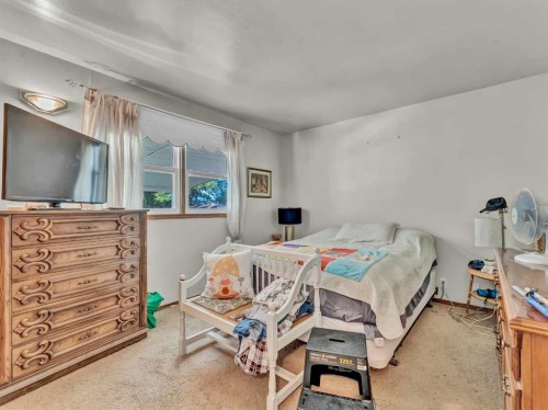 1702 15 Avenue Se, Medicine Hat, AB - Indoor Photo Showing Bedroom