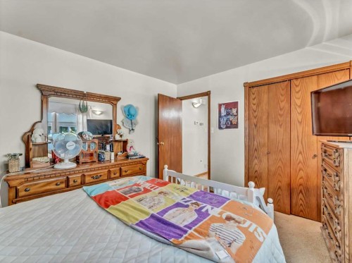 1702 15 Avenue Se, Medicine Hat, AB - Indoor Photo Showing Bedroom