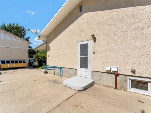 1702 15 Avenue Se, Medicine Hat, AB - Outdoor With Exterior