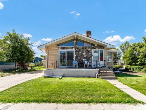 1702 15 Avenue Se, Medicine Hat, AB - Outdoor