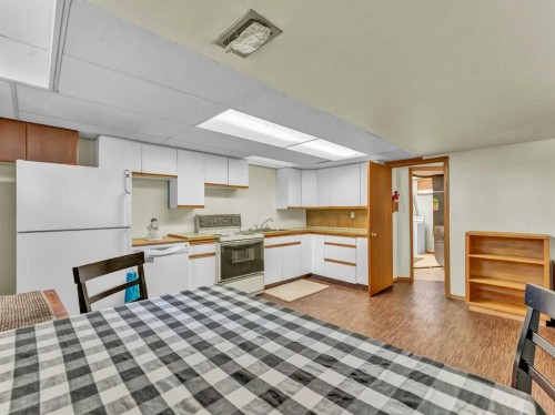 1702 15 Avenue Se, Medicine Hat, AB - Indoor Photo Showing Kitchen