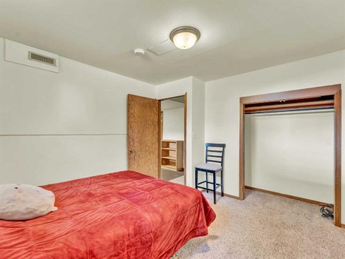 1702 15 Avenue Se, Medicine Hat, AB - Indoor Photo Showing Bedroom