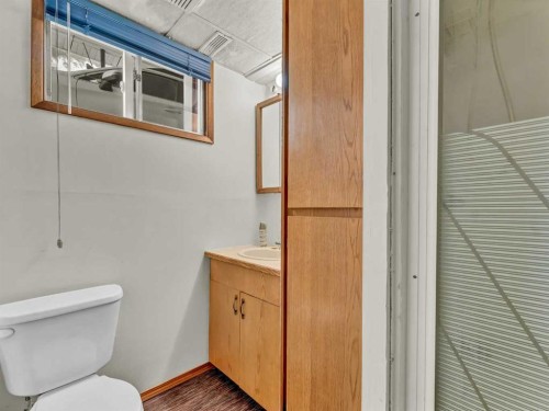 1702 15 Avenue Se, Medicine Hat, AB - Indoor Photo Showing Bathroom