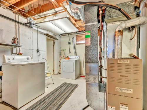 1702 15 Avenue Se, Medicine Hat, AB - Indoor Photo Showing Laundry Room
