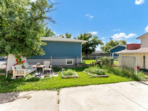 1702 15 Avenue Se, Medicine Hat, AB - Outdoor