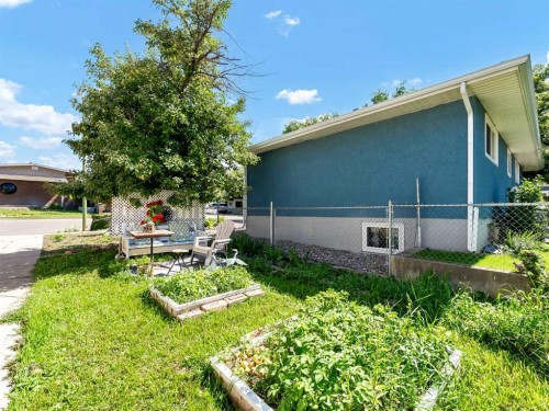 1702 15 Avenue Se, Medicine Hat, AB - Outdoor