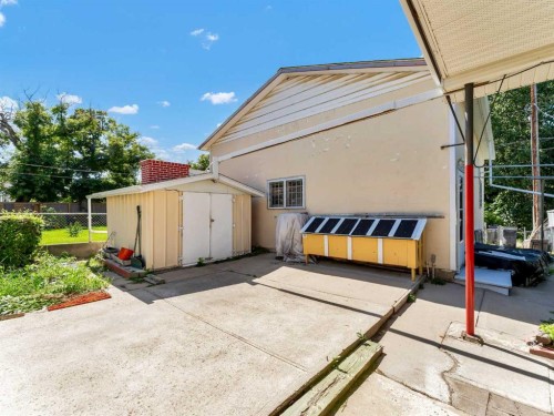 1702 15 Avenue Se, Medicine Hat, AB - Outdoor With Exterior