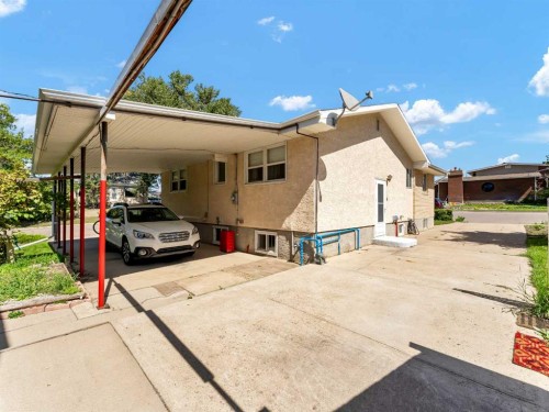 1702 15 Avenue Se, Medicine Hat, AB - Outdoor With Exterior