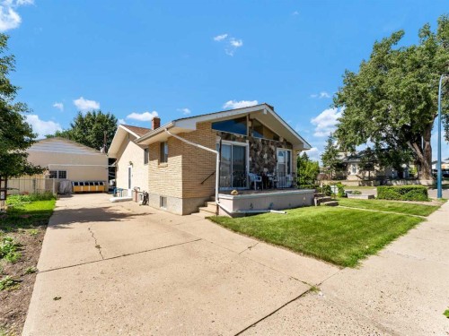 1702 15 Avenue Se, Medicine Hat, AB - Outdoor