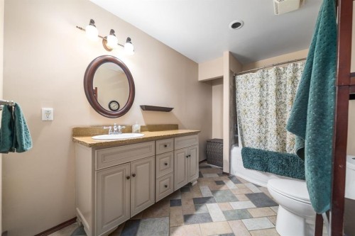 116 6 Avenue West, Empress, AB - Indoor Photo Showing Bathroom