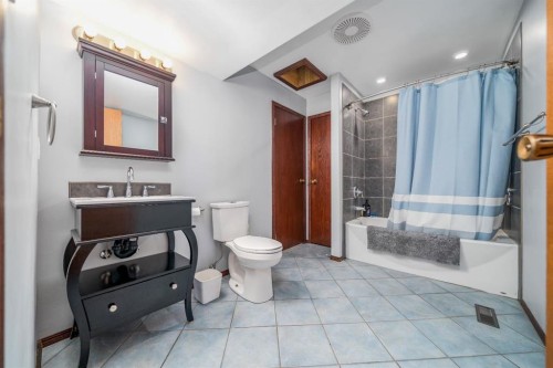 116 6 Avenue West, Empress, AB - Indoor Photo Showing Bathroom